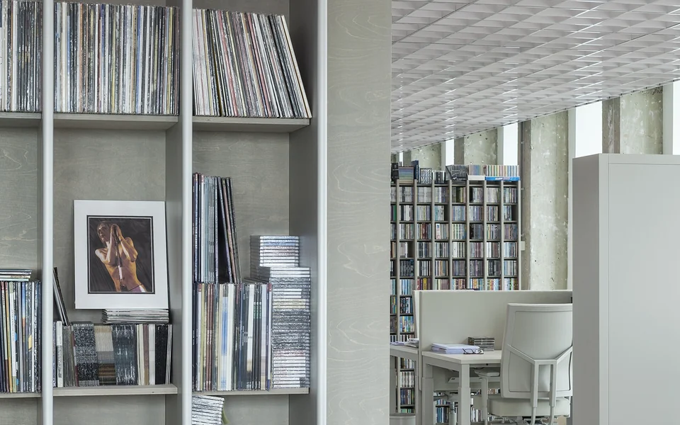 Sony Music Amsterdam: a grey record shelf and, through the opening, a grey Boring desk and chair